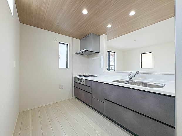 【キッチン】ナチュラルな自然光の中での調理。会話が弾む対面型キッチン。お洒落な食器類を余裕で収納できるスペース。動きやすい女性目線のキッチン動線。これからはお料理をつくる時間が劇的に変わりま…