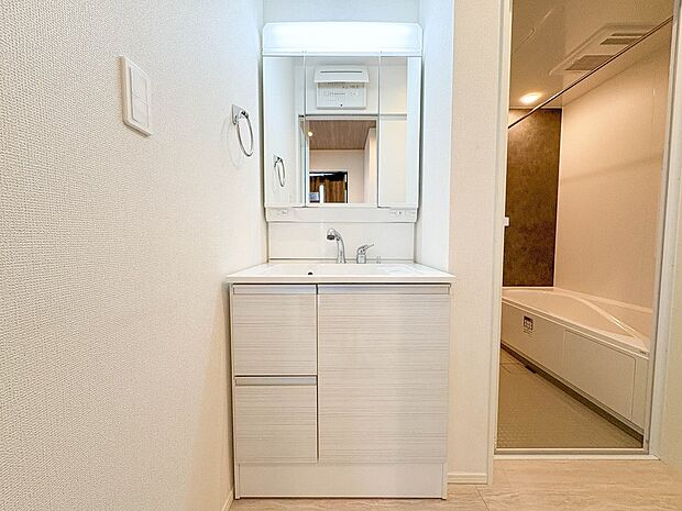 【洗面台】 十分な大きさの洗面台は、身だしなみチェックや歯磨きなど、朝の慌ただしい時間でもホテルライクなスペースで余裕とゆとりを感じて頂けます。