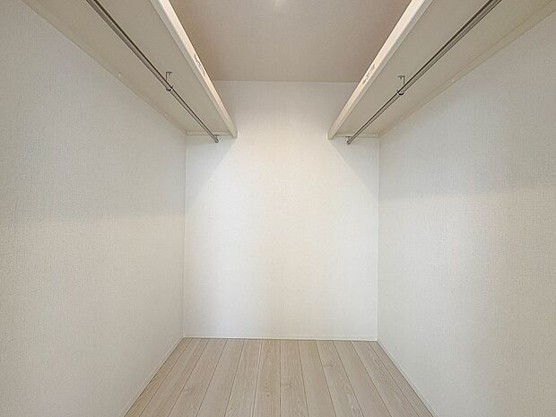 【WIC（ウォークインクローゼット）】何より、中に入れば全ての服が見てわかるので選択しやすいんです。朝の忙しいときなど便利だな〜と思いますよ。一つのスペースで済むって所がいいんですよね。