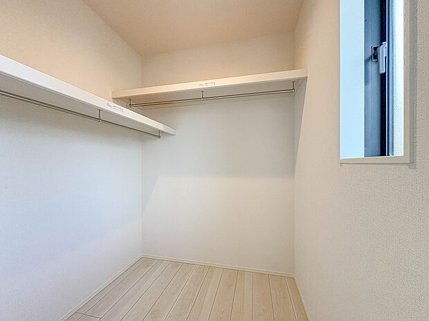 【WIC（ウォークインクローゼット）】  たくさんの洋服をかけてもシワになりにくいウォークインクローゼット。洋服以外にも、普段使わない家電やスーツケース、ストック品など何でも片付く嬉しい空間…