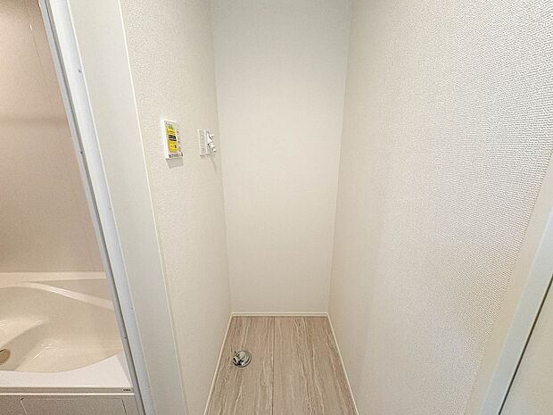 【ランドリースペース】毎日使う洗濯機。しっかりと奥行きのある置き場が確保されています。