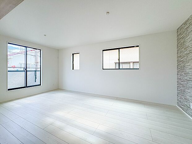 【LDK16帖　ワイドバルコニー付き】爽やかな日差しが差し込む明るいリビングです。