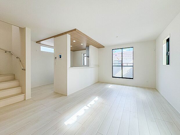 【LDK16帖　ワイドバルコニー付き】リビングにいるお子様と会話をしながら家事ができるカウンターキッチン。いま手があいているか、忙しそうなのか相手の様子を伺いながらコミュニケーションをとる訓…