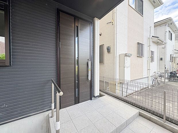 1号棟【玄関】家の顔となる玄関は、高いデザイン性が求められます。高級感と断熱性、防犯性に優れた玄関ドアを標準装備。ピッキング対策のセキュリティサムターン等、防犯に考慮しました。