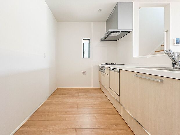 1号棟【キッチン】ナチュラルな自然光の中での調理。会話が弾む対面型キッチン。お洒落な食器類を余裕で収納できるスペース。動きやすい女性目線のキッチン動線。これからはお料理をつくる時間が劇的に変…