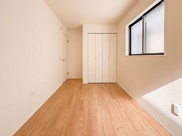 1号棟【洋室5帖】お子様のお部屋にぴったりなクロークを備えたフローリング仕様の洋室です。