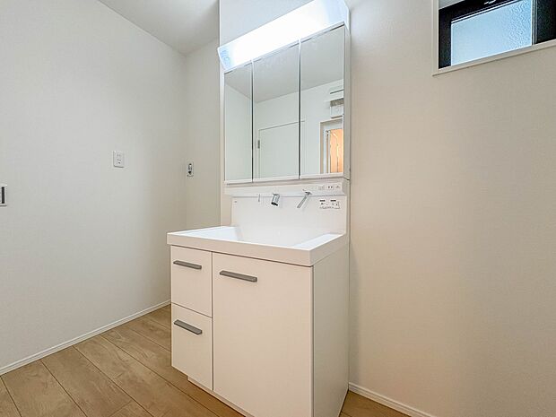 1号棟【洗面台】 十分な大きさの洗面台は、身だしなみチェックや歯磨きなど、朝の慌ただしい時間でもホテルライクなスペースで余裕とゆとりを感じて頂けます。