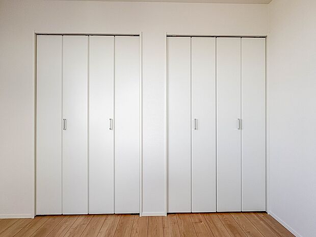 1号棟【収納】壁面クローゼットのメリットは、衣類が横一列に並ぶためひと目で洋服が選びやすいこと。衣類をたくさんお持ちの方も、限られたスペース内に無理なく収納することができます。