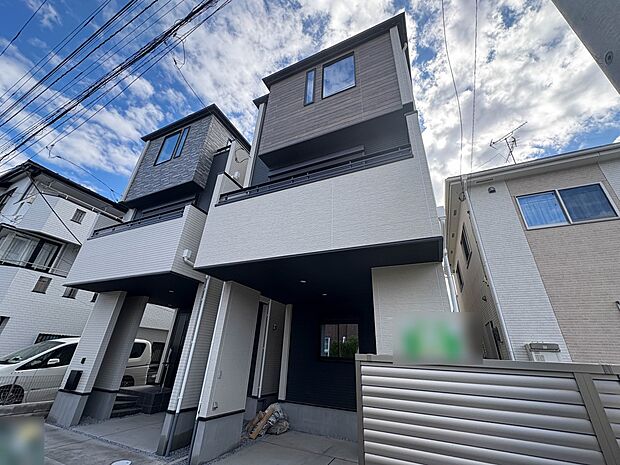 1号棟【現地外観】家族の温かさと陽光の暖かさ、楽しい毎日と明るい未来を予感させる「空間が織り成すひとつ先の住み心地」を演出します。