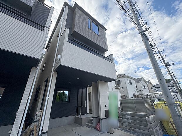 1号棟【現地外観】こちらの物件に少しでもご興味がありましたら、お気軽にお電話下さい。ネット上で「見えない物」「わからない事」でも、実際にご見学いただくことで、手に取るようにおわかりいただける…