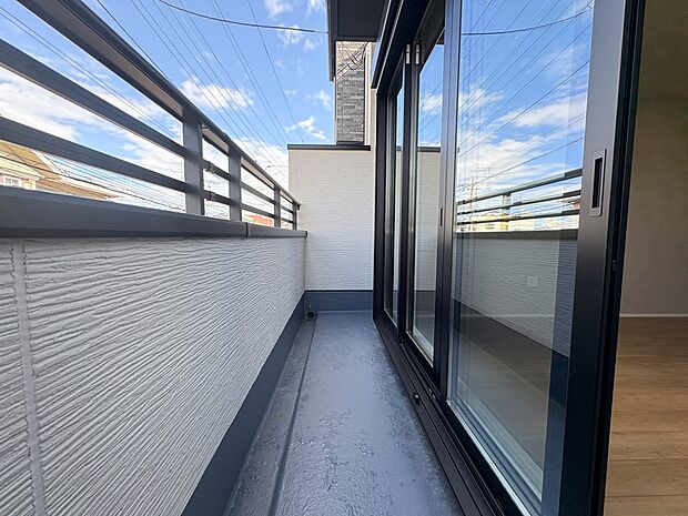 1号棟【バルコニー】  バルコニーから差し込む陽光・通風は、住環境・快適性と共に有り続ける貴重な「財産」です。