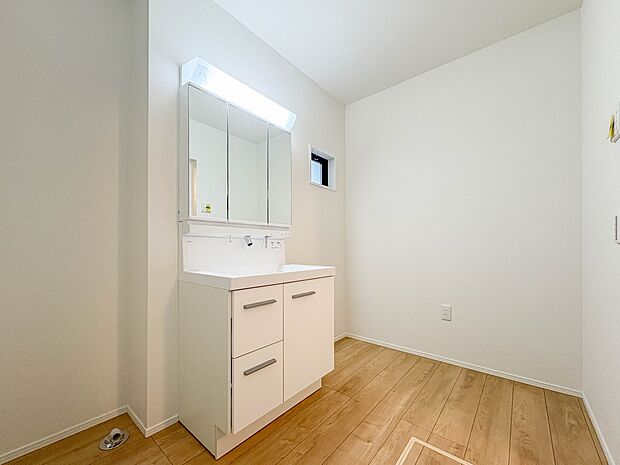 1号棟【脱衣所】洗面所は小さなプライベートスペース。歯磨き、洗顔と毎日施す個人空間。