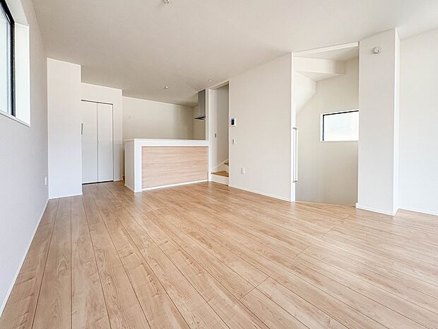 1号棟【LDK20帖】忙しい朝でも家族揃って食事をしたいゆとりあるダイニングスペース。