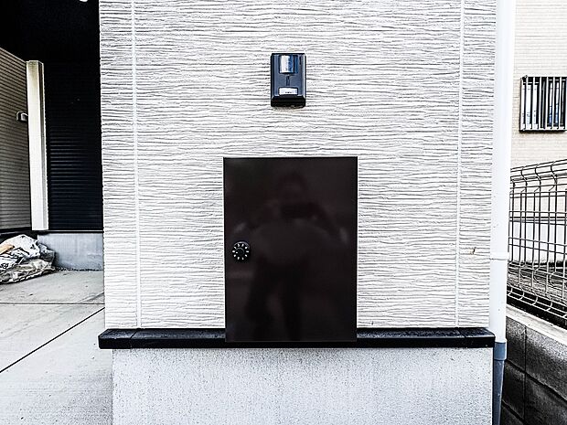 1号棟【郵便受け】郵便物には、ご家族の情報やクレジットカード・銀行口座情報など、個人情報が満載です。鍵付きのポストが、ご家族の個人情報をしっかりと守ります。