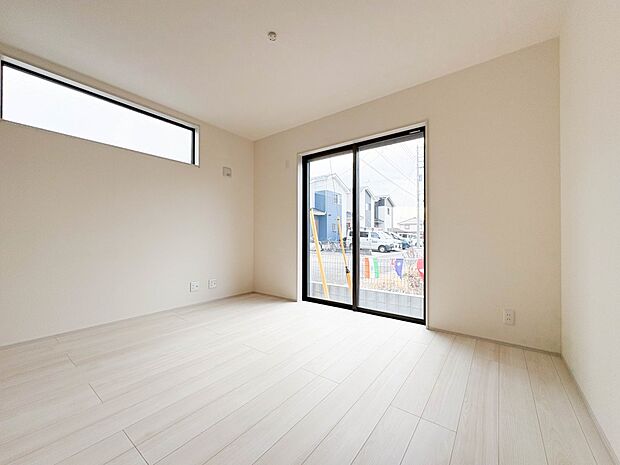 【リビング】インテリアショップで見掛けた「あの家具」も置ける、ゆったりとした空間。時に広さが上質な寛ぎの時間になる事も。