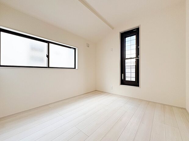 【子供部屋5帖】お子様のお部屋にぴったりなクロークを備えたフローリング仕様の洋室です。