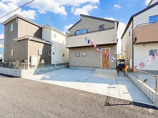 【2号棟】家族が自然と集まる18帖の広々LDKが魅力です 。リビングにはお洒落な折下げ天井もあり 、ゆとりのある空間で、ご家族とのゆったりとした時間をお過ごしいただけます。