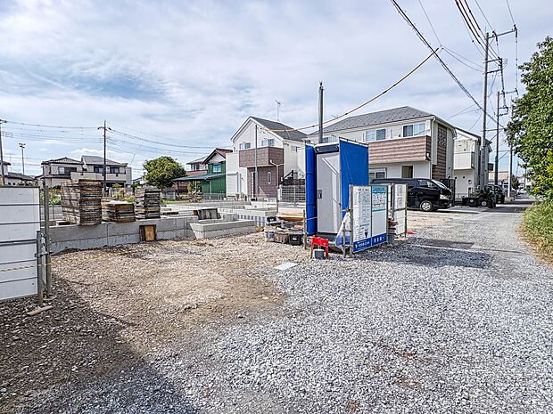 【前面道路】家の前をまっすぐの通りが走っている。クルマは少なく、人々は毎朝、ウォーキング、ジョギング、犬の散歩など、フリーな朝時間を過ごしている。