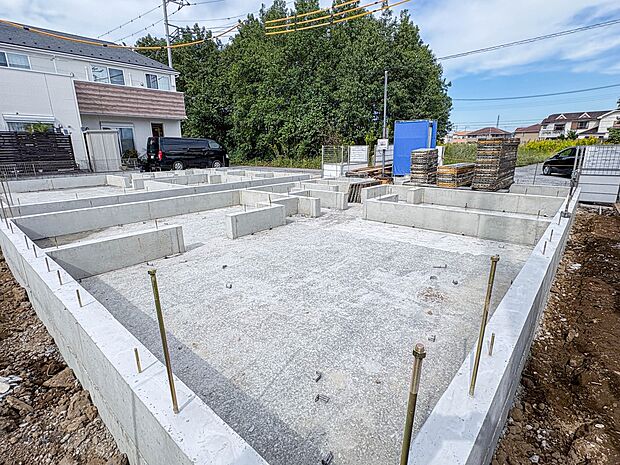 【駐車場】日々の暮らしにマイカーが必要。そんな方は物件の購入条件に駐車場は必須です。通勤に、家族のお迎えに、お買物に、おでかけに、クルマライフを楽しみたい方に。