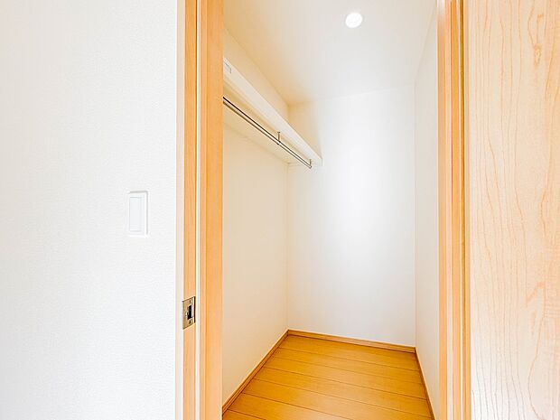 【WIC(ウォークインクローゼット)】 たくさんの洋服をかけてもシワになりにくいウォークインクローゼット。洋服以外にも、普段使わない家電やスーツケース、ストック品など何でも片付く嬉しい空間…