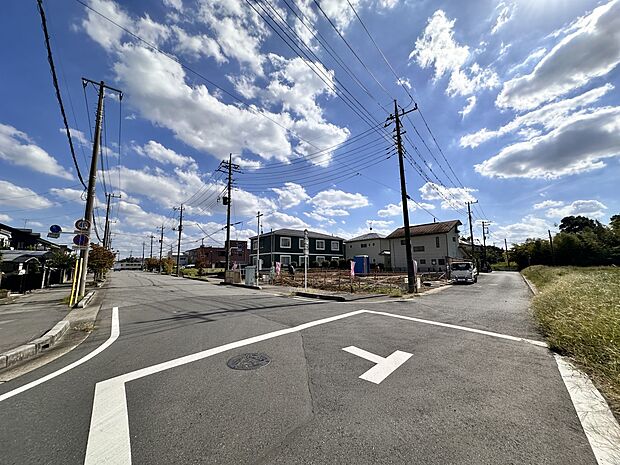 【現地・外観】暮らしのステージを彩り、心のやすらぎと満足感を与えてくれます。通風と採光を考慮した設計は地域の鼓動を感じ、お寛ぎ頂くことが可能。採光や夜空の輝きが癒しの時間を演出。