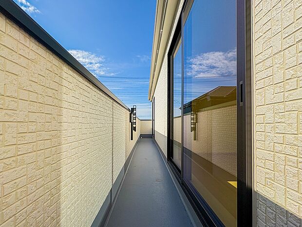 【バルコニー】 バルコニーから差し込む陽光・通風は、住環境・快適性と共に有り続ける貴重な「財産」です。