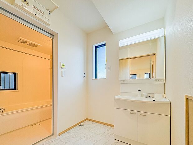 【脱衣所】洗面所は小さなプライベートスペース。歯磨き、洗顔と毎日施す個人空間。