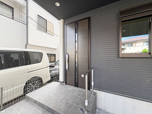 2号棟【玄関】家の顔となる玄関は、高いデザイン性が求められます。高級感と断熱性、防犯性に優れた玄関ドアを標準装備。ピッキング対策のセキュリティサムターン等、防犯に考慮しました。