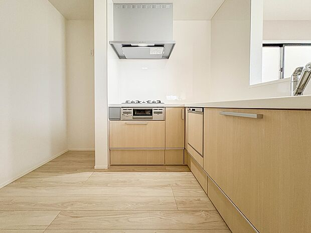 2号棟【キッチン】ナチュラルな自然光の中での調理。会話が弾む対面型キッチン。お洒落な食器類を余裕で収納できるスペース。動きやすい女性目線のキッチン動線。これからはお料理をつくる時間が劇的に変…