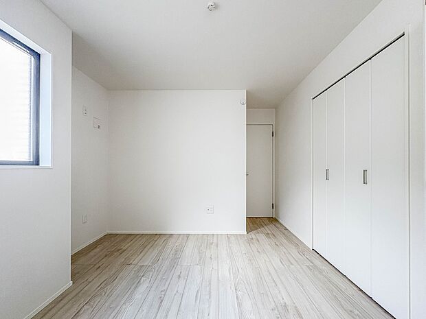 2号棟【洋室6.1帖】シンプルな内装はおしゃれのポイントです。シンプルは華美より飽きがこないからです。色や模様でおしゃれ感をだす。それがシンプルイズビューティーです。