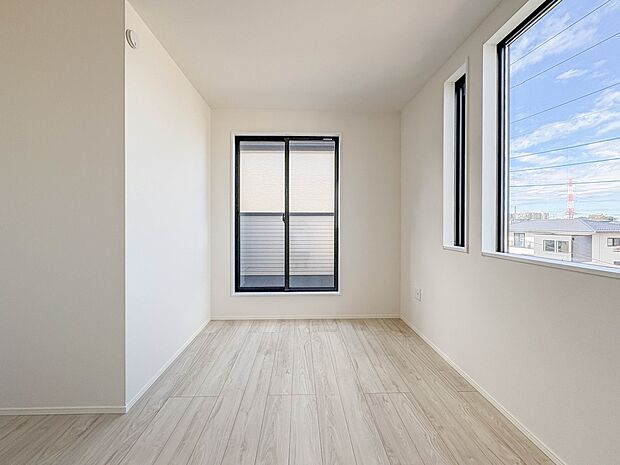 2号棟【洋室5帖】お子様のお部屋にぴったりなクロークを備えたフローリング仕様の洋室です。
