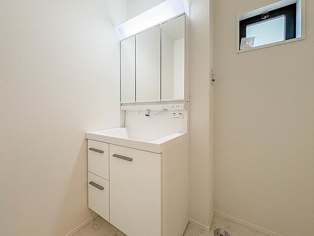 2号棟【洗面台】 十分な大きさの洗面台は、身だしなみチェックや歯磨きなど、朝の慌ただしい時間でもホテルライクなスペースで余裕とゆとりを感じて頂けます。