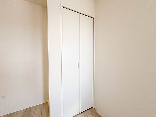 2号棟【収納】各所に配置された収納スペースは、洋服や小物はもちろんのこと、掃除機や日用予備品・お子様のおもちゃなど様々な物を収納して頂ける便利なスペースです。