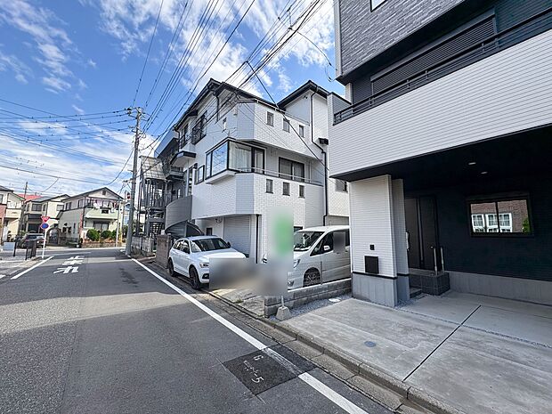 2号棟【前面道路6ｍ】家の前をまっすぐの通りが走っている。クルマは少なく、人々は毎朝、ウォーキング、ジョギング、犬の散歩など、フリーな朝時間を過ごしている。