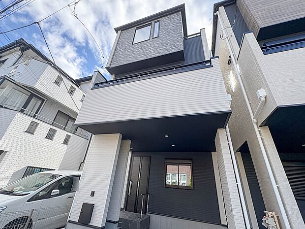 2号棟【現地外観】家族の温かさと陽光の暖かさ、楽しい毎日と明るい未来を予感させる「空間が織り成すひとつ先の住み心地」を演出します。