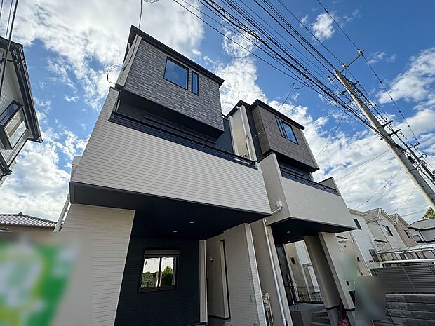 2号棟【現地外観】こちらの物件に少しでもご興味がありましたら、お気軽にお電話下さい。ネット上で「見えない物」「わからない事」でも、実際にご見学いただくことで、手に取るようにおわかりいただける…