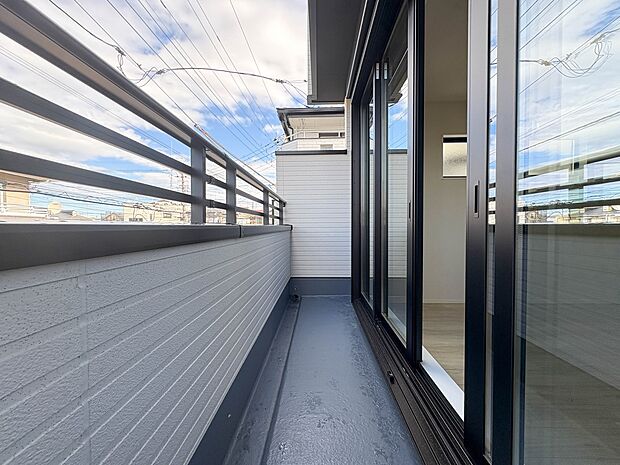 2号棟【バルコニー】 朝の澄んだ空気や、夕方に吹く清々しい風を五感で感じられるバルコニー。屋外にあって、住まいの中でも本当の自然を感じられるスペースです。