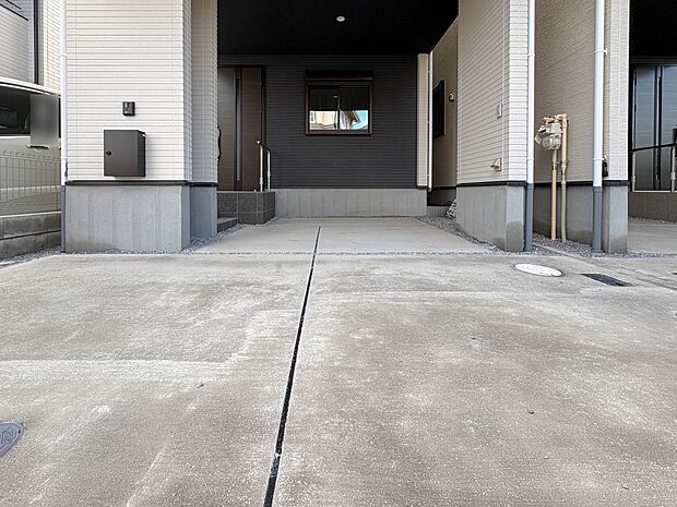 2号棟【駐車場】日々の暮らしにマイカーが必要。そんな方は物件の購入条件に駐車場は必須です。通勤に、家族のお迎えに、お買物に、おでかけに、クルマライフを楽しみたい方に。