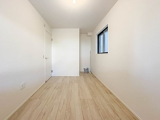 2号棟【洋室5.5帖】充実した生活は伸びやかな居室空間から始まります。快適に・伸びやかに。心の潤いを求める方々へ。