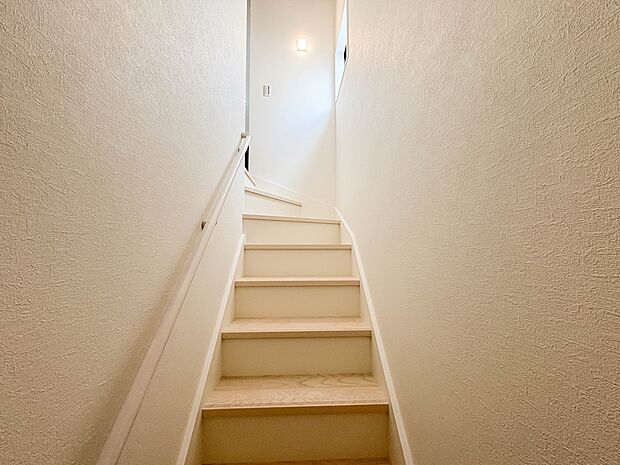 2号棟【手すり付階段】手すりがないと階段の昇り降りで危険なことはもちろん、壁に手をつきながら歩くことで壁紙が汚れやすくなります。すべての方に快適に昇り降りしていただくため、手すりを設置しまし…