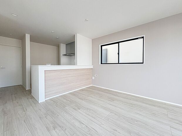 2号棟【LDK16帖】広々としたリビングダイニング。ゆったりとしたキッチン。生活動線をLDK に集中させ、ご家族が過ごしやすい空間設計にしました。