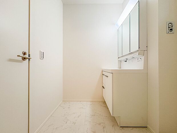 2号棟【脱衣所】脱衣所、洗面所は小さなプライベートスペース。歯磨き、洗顔と毎日施す個人空間。