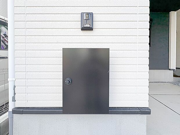 2号棟【郵便受け】録画機能を備えたカラーモニターと郵便受けの門柱