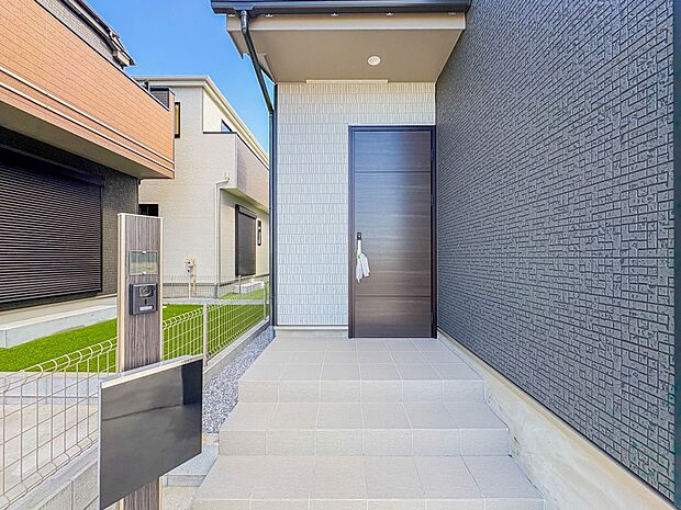 【玄関】家の顔となる玄関は、高いデザイン性が求められます。高級感と断熱性、防犯性に優れた玄関ドアを標準装備。ピッキング対策のセキュリティサムターン等、防犯に考慮しました。