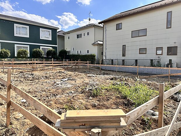 【現地・外観】住む人を映し出す洗練された佇まいは、いつまでも輝き続けながらいつしか街の風景に溶け込んでいきます。