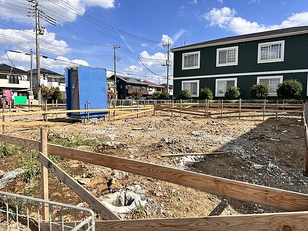 【現地・外観】季節感を演出する多彩な樹木と豊かな彩りが重なり、四季折々の変化を楽しめる心地よい場所となることでしょう。時間の経過と共に味わいが出る素敵なリゾート時間を楽しんでください。