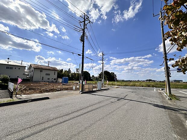 【現地・外観】暮らしのステージを彩り、心のやすらぎと満足感を与えてくれます。通風と採光を考慮した設計は地域の鼓動を感じ、お寛ぎ頂くことが可能。採光や夜空の輝きが癒しの時間を演出。