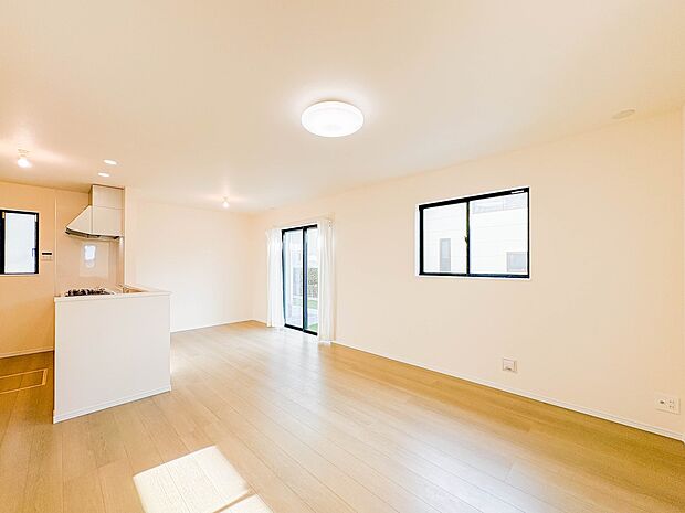 【LDK15.25帖+洋室5.25帖】シンプルなデザインの家は風情がある。住む人のこだわりを感じる。外観も内装もいたってシンプル。居心地がよく、家事や趣味、子育てなどにも集中できる。家も人間…