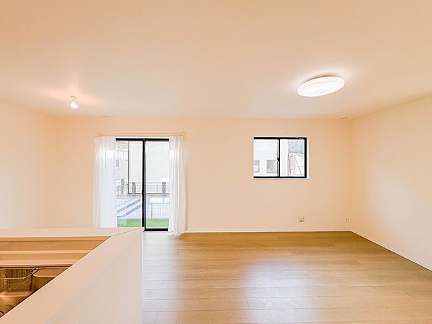 【LDK15.25帖+洋室5.25帖】会話でホッとコミュニケーションできるリビング。料理でホッとハピネスになるキッチンなど。人をホッとさせる最新設備・仕様を採用しています。