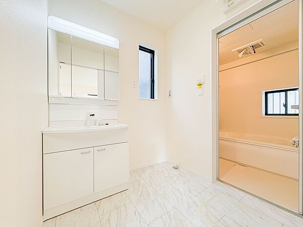 【脱衣所】洗面所は小さなプライベートスペース。歯磨き、洗顔と毎日施す個人空間。